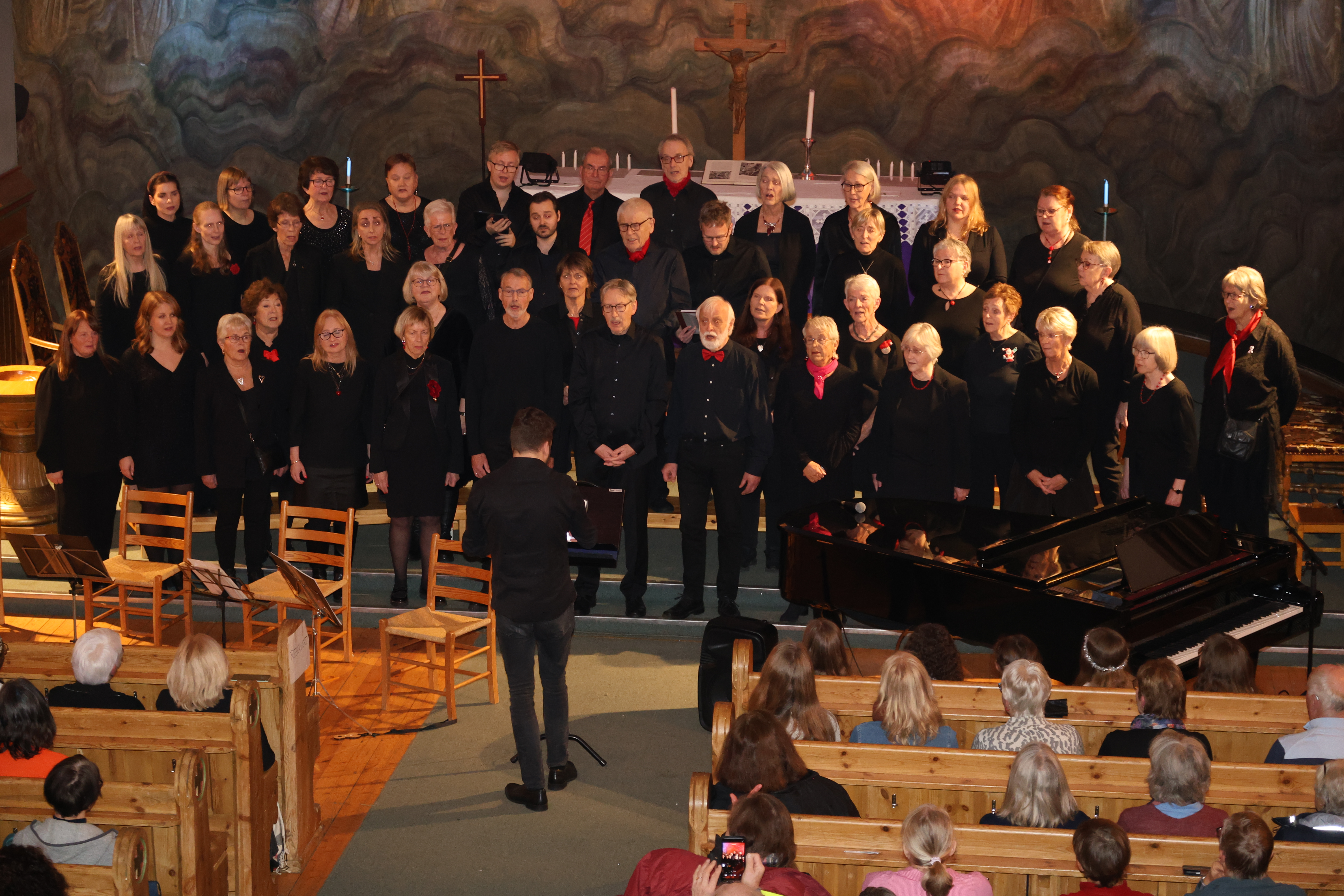 MEKTIG: Sangkoret Gropus har etterhvert blitt mestere på å fylle kirkerommet i Grorud kirke med musikk. I år kunne dirigent Thomas Gunnari Røtting lede an koret.