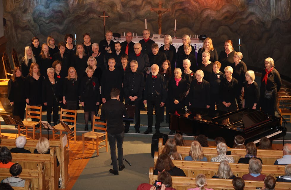 MEKTIG: Sangkoret Gropus har etterhvert blitt mestere på å fylle kirkerommet i Grorud kirke med musikk. I år kunne dirigent Thomas Gunnari Røtting lede an koret.