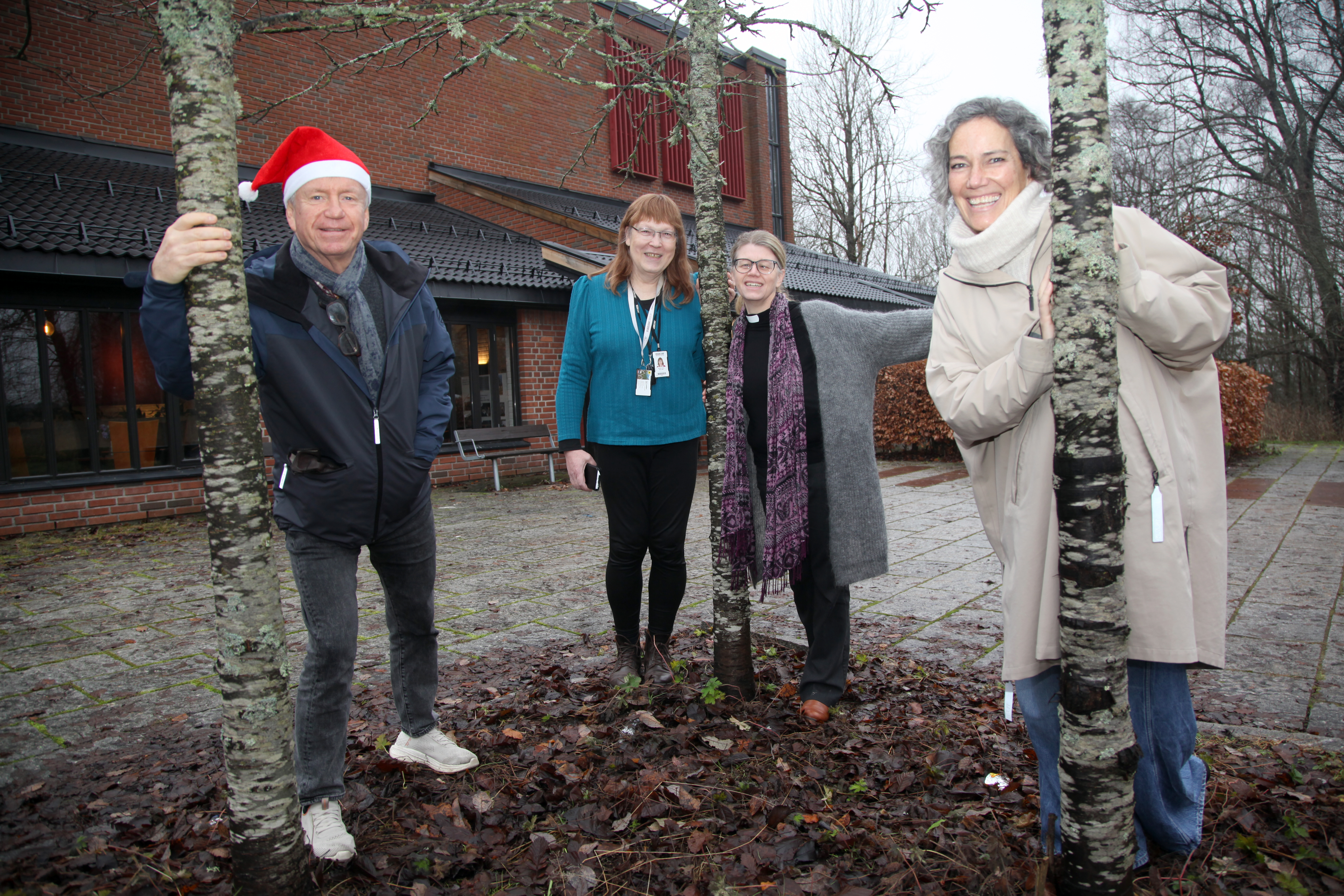 ØNSKER VELKOMMEN: Jon Ruder (f v), lydansvarlig Claudia Kairies, sokneprest Klara Vogl og Monica Hovland Hermundstad ønsker velkommen til Furuset kirke og herlig førjulsmusikk og sammenkomst søndag 14. desember kl. 17.00