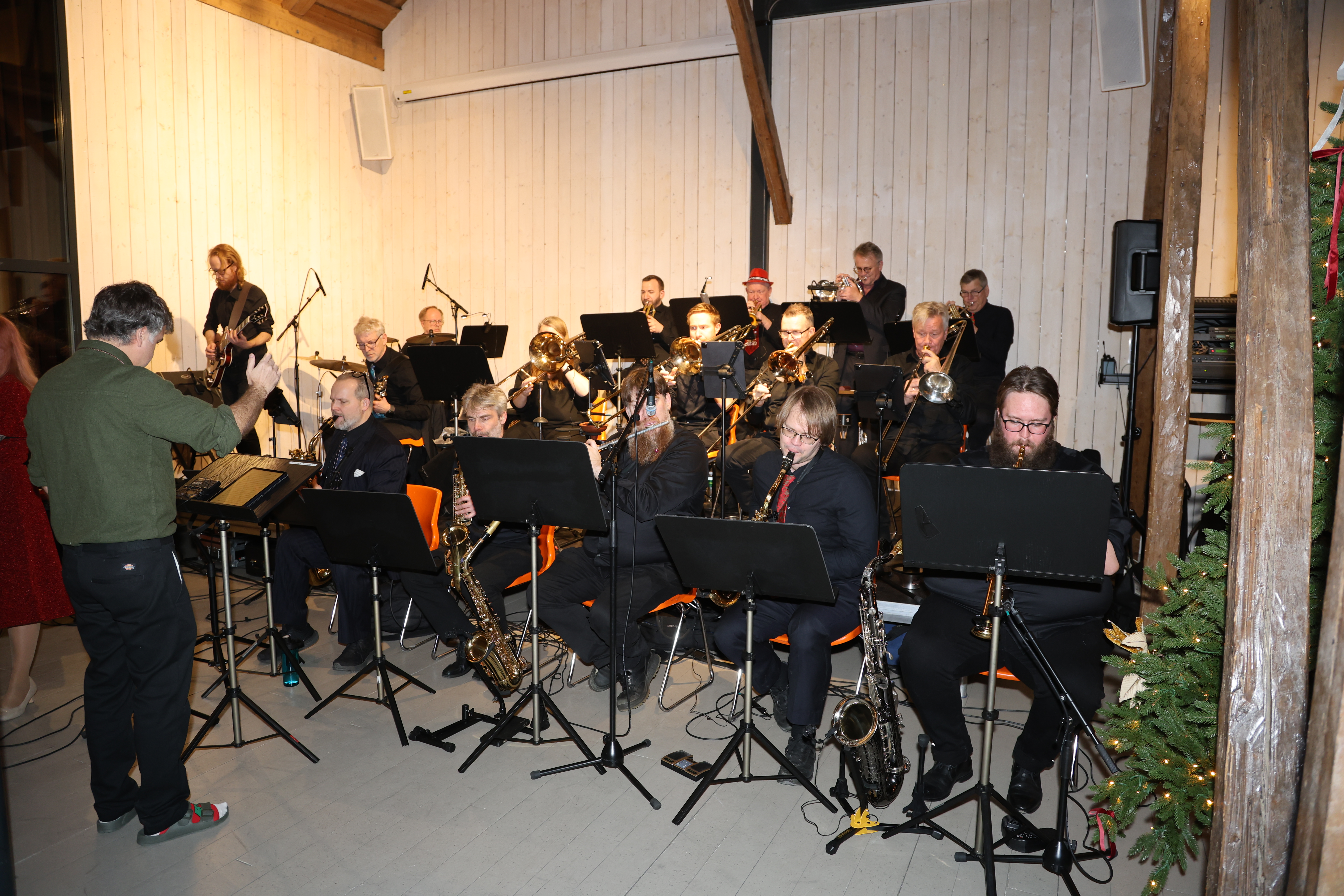 SPILTE JULEN INN: Romsås storband spilte for nesten full sal da de avsluttet jubileumsåret med sin tradisjonelle julekonsert.