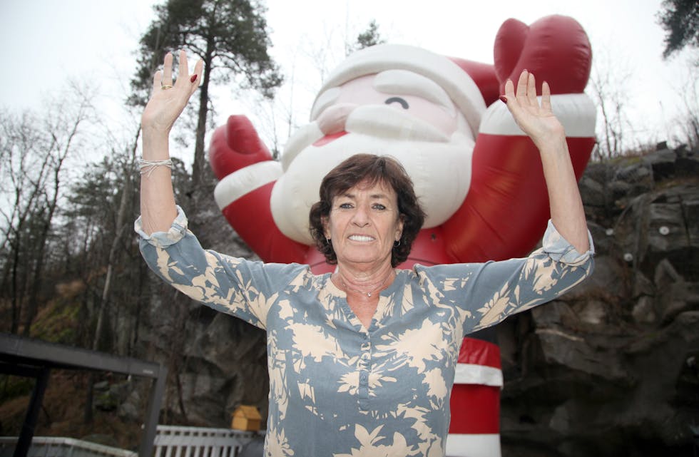 NISSEGAL DAME: Rigmor Nervik elsker jul og ikke minst julenisser. Da hun fikk nyss om en nesten ni meter høy variant kom det et ønske til mannen Jan Nielsen – hvilket ble innvilget.