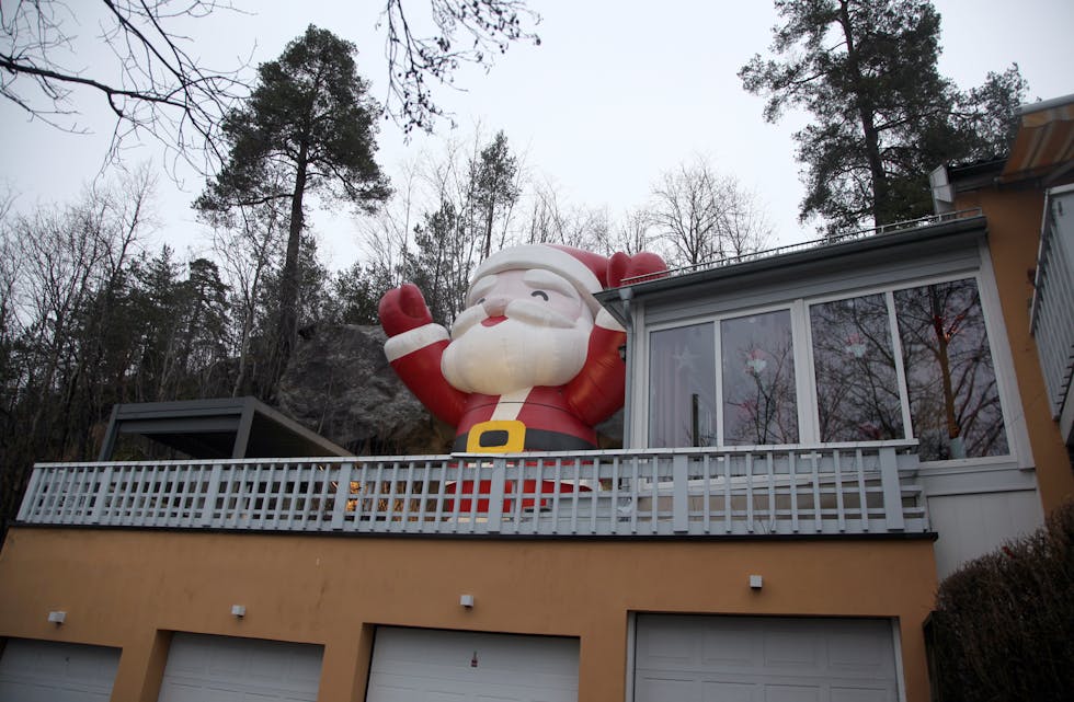 SYNLIG NISSE: En nesten ni meter høy nisse ruver godt i landskapet.