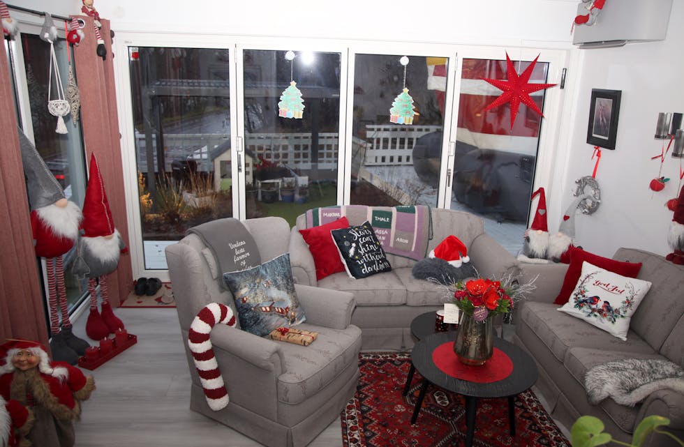 MASSE JUL: Ikke bare julenisser, men også flust med juledekor preger hjemmet til Rigmor og Jan. Sitter du i stuedelen som fører ut mot terrassen og titter ut, ser du kun føttene og deler av beina til kjempenissen der ute.