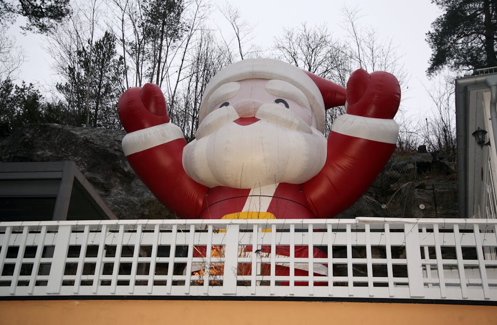 GOD JUL: Nabolaget har blitt vant med at det står en kjempenisse på terrassen til Rigmor og Jan. De har blitt så vant til synet at det kommer etterlysning hvis det føles at det har gått for lang tid før den blåses opp og markerer at jula er på gang.