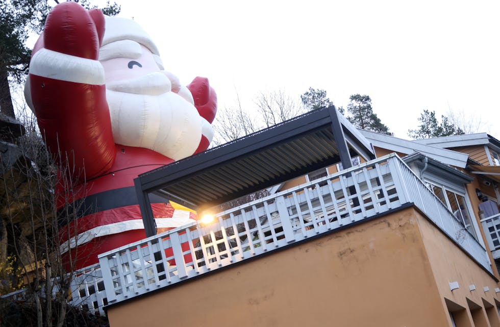 SOLID NISSESTØRRELSE: Det er mange som pynter med julenisser til jul – men få har en ni meter høy variant å vise fram.