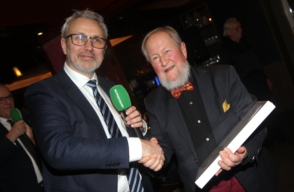 AVISEN GRATULERER: Gunnar Cederkvist var som vanlig til stede på lutefiskaftenen i Groruddalen matklubb. Der fikk han en konfekteske av Øystein Kielland i anledning 80-års jubileet.