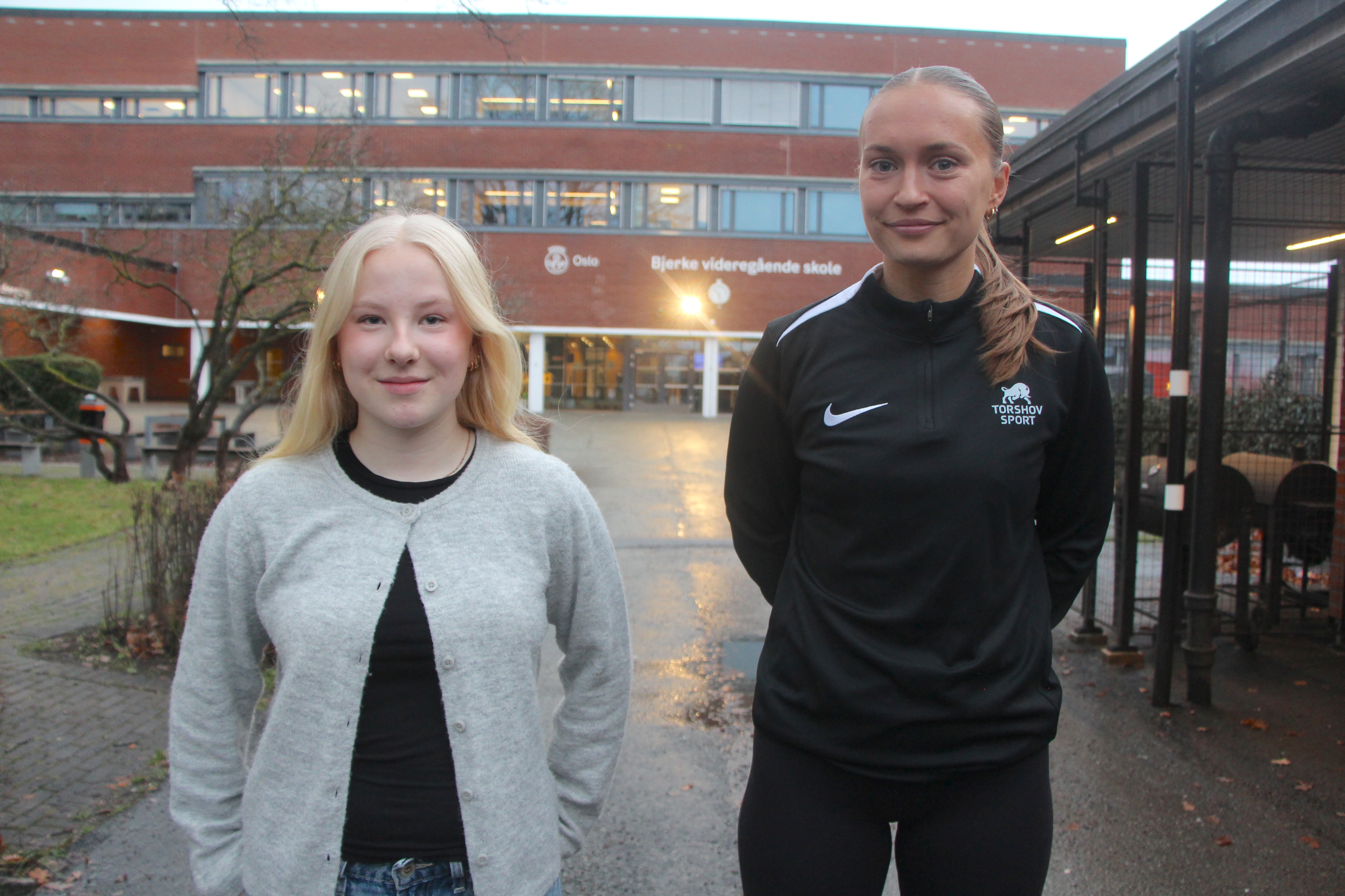 KLARE TIL VM: Ella Sofie Gjerde (t.v) og lærer Martine Anderson Simonsen representerer hvert sitt land når innebandy-VM starter i Tsjekkia.