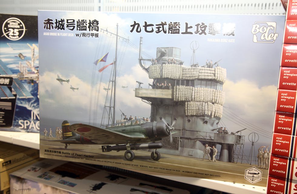 MILITÆR HISTORIE: Japans angrep på Pearl Harbor kan du også få kjøpt som byggesett i Jerikoveien på Lindeberg.