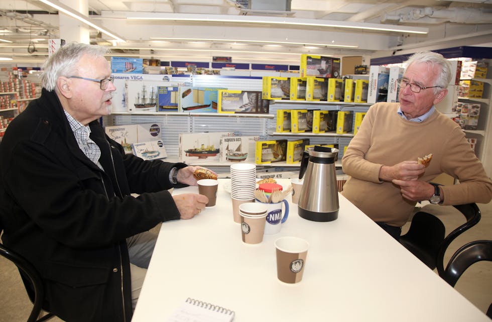 ENTUSIASTISK PRAT: Rolf E. Torbo (t. v.) fra Høybråten er jernbane-entusiast på sin hals, både «ordentlig jernbane» og modelljernbane. Han kjenner Finn G. Moe godt etter å ha vært kunde i flere tiår. De slår ofte av en prat når Rolf stikker innom. For øvrig ble Rolf særdeles fornøyd da han nylig fant en tro kopi av Strømmen stasjon – som han selvsagt fikk satt på plass i forbindelse med juleakevittoget under årets julebord for Høybråten Arbeidersamfunn.