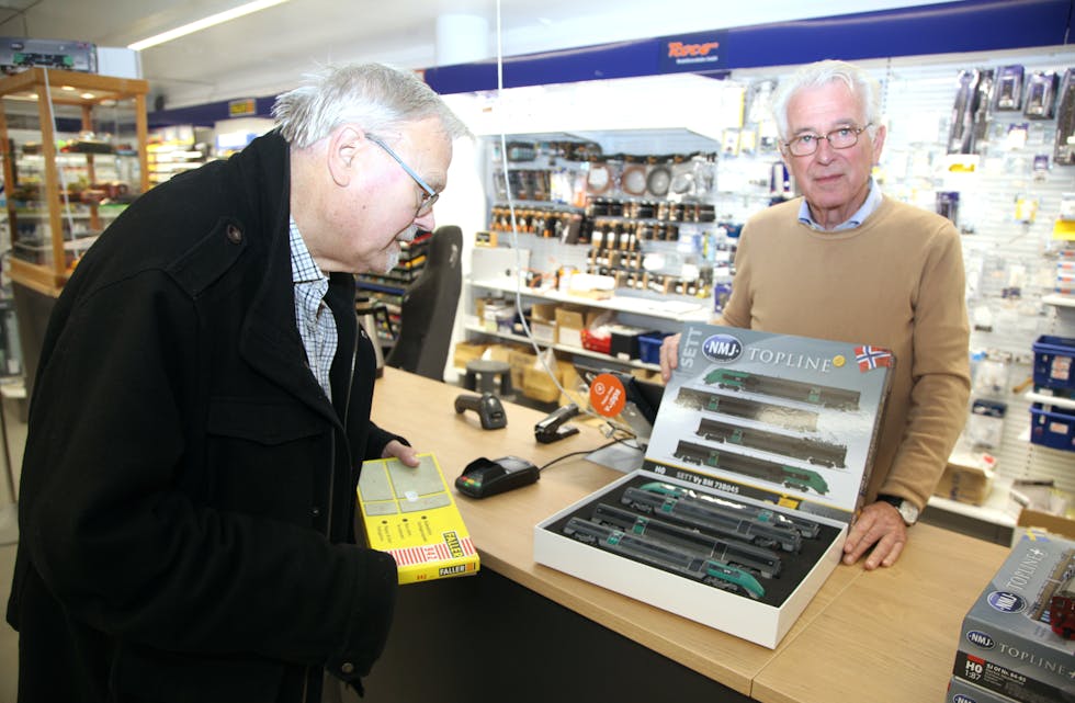 POPULÆR MODELL: Serien Topline fra Norges Modelljernbane er en av de mest populære modellene Finn G. Moe har fått produsert. Rolf E. Torbo ser nysgjerrig på en av de aller nyeste.