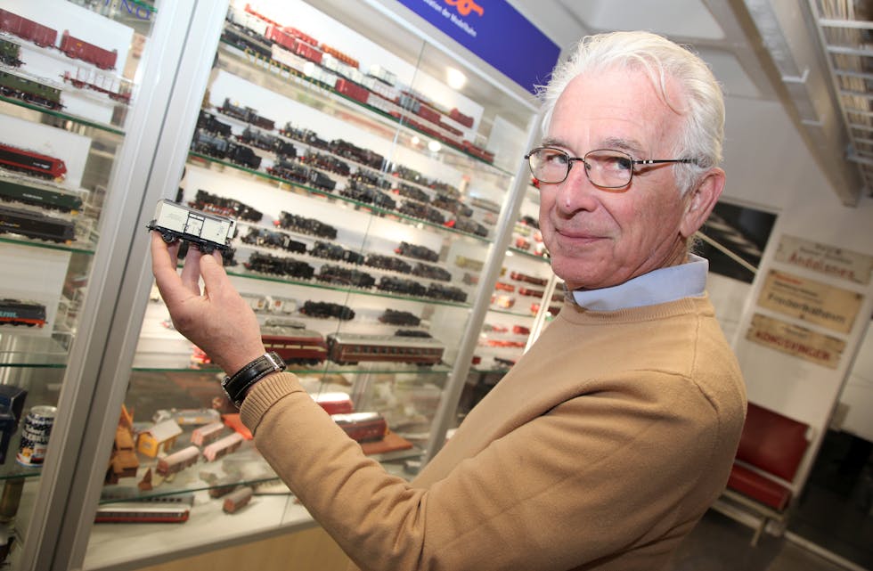 LITEN MODELL: Finn G. Moe viser fram en kjølevogn som ble benyttet i perioden 1916 til 1977. Den hang etter personvognene og fraktet varer fra Åndalsnes, Bergen og Stavanger til kontinentet via Oslo.