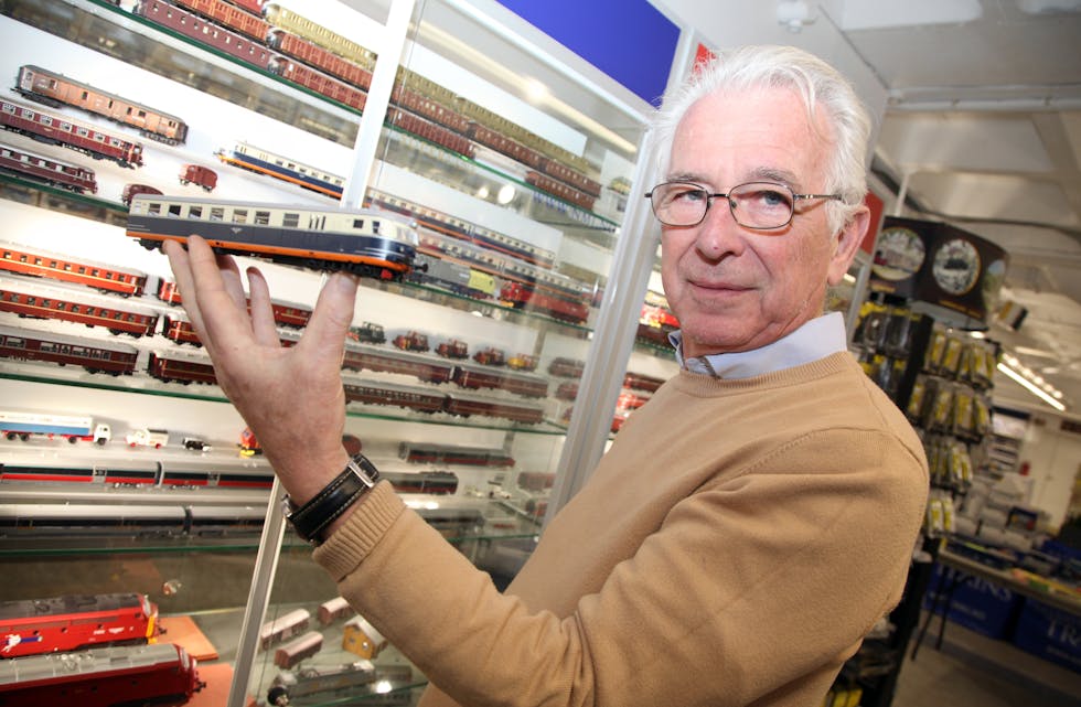 EN FAVORITT: Denne kopien av NSB type 88 var et dieseldrevet motorvognsett som ble brukt på Dovrebanen og Bergensbanen. Den ble i sin tid produsert på Strømmen Verksted. Finn G. Moe har fått produsert en nøyaktig kopi. Det er en av rundt 15.300 artikler du finner i Norsk Modelljernbanemodells forretning i Jerikoveien på Lindeberg.