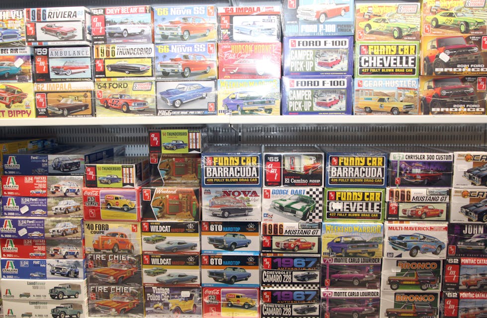 MANGE HESTEKREFTER: Det mangler heller ikke på bilmodeller i forretningen i Jerikoveien.