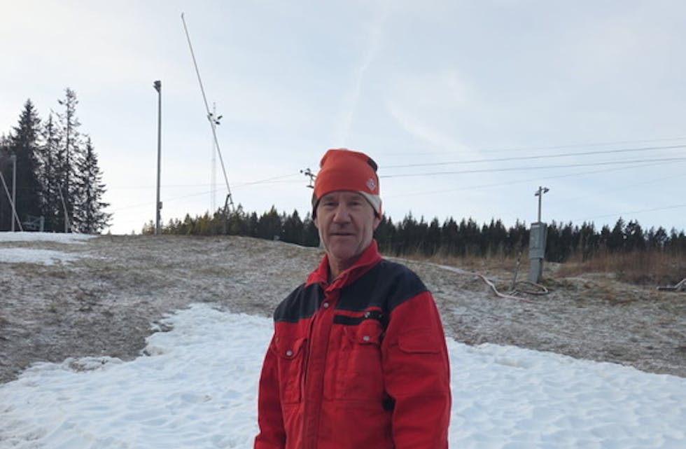 VINTERHÅP: Daglig leder Peer Bakke i Oslo Skisenter håper et væromslag med kulde og nordlig vind gjør det mulig å starte snøproduksjon på julaften og åpne bakkene i romjula.