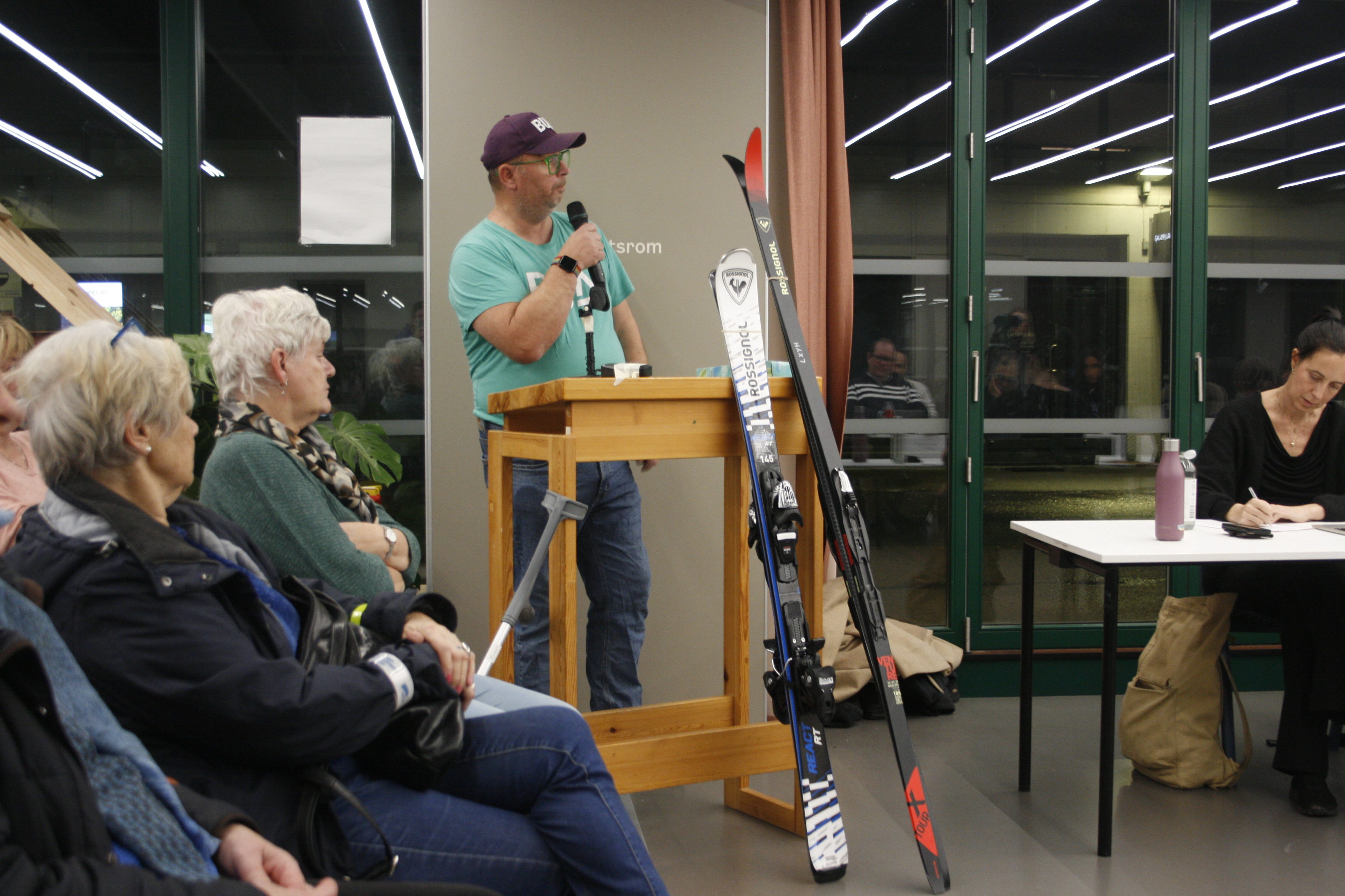 MED REKVISITTER: Per-Henning Sørensen tok med seg langrenns- og alpinski for å illustrere hva man kan miste om BUA Romsås ikke får egnede lokaler når Humlebakken legges ned. I dag ligger BUA Romsås i samme bygg som språkbarnehagen.