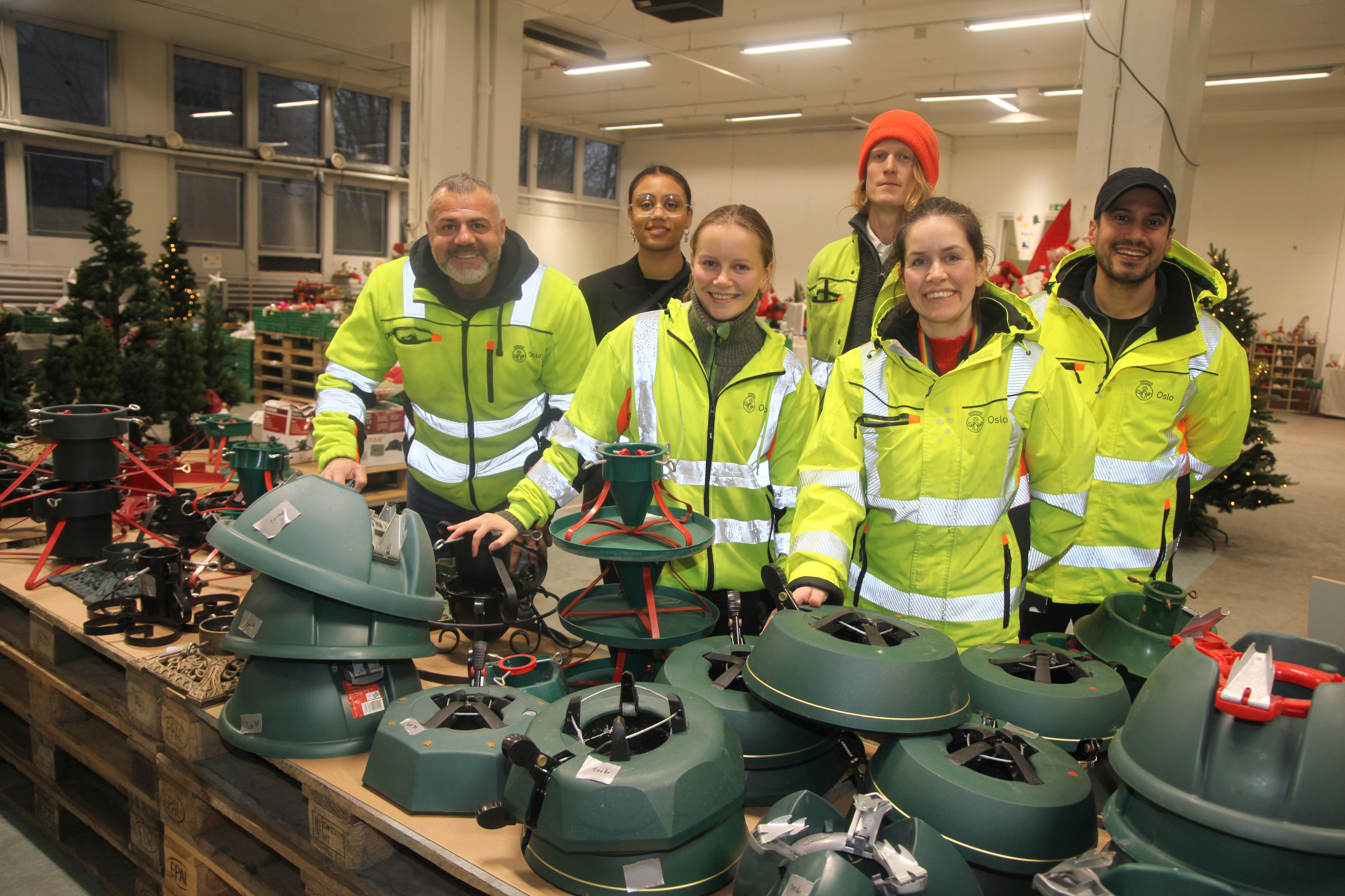 SOLID GJENG: Det er mange som finner veien til markedene hos Haraldrud gjenvinningsstasjon under Ombruksuka. Da er det viktig å stille med et sterkt mannskap. Sari (f. v.), Felicia, Amanda, Brynjar, fagansvarlig Gitte og Dinitres var klar for oppgaven.
