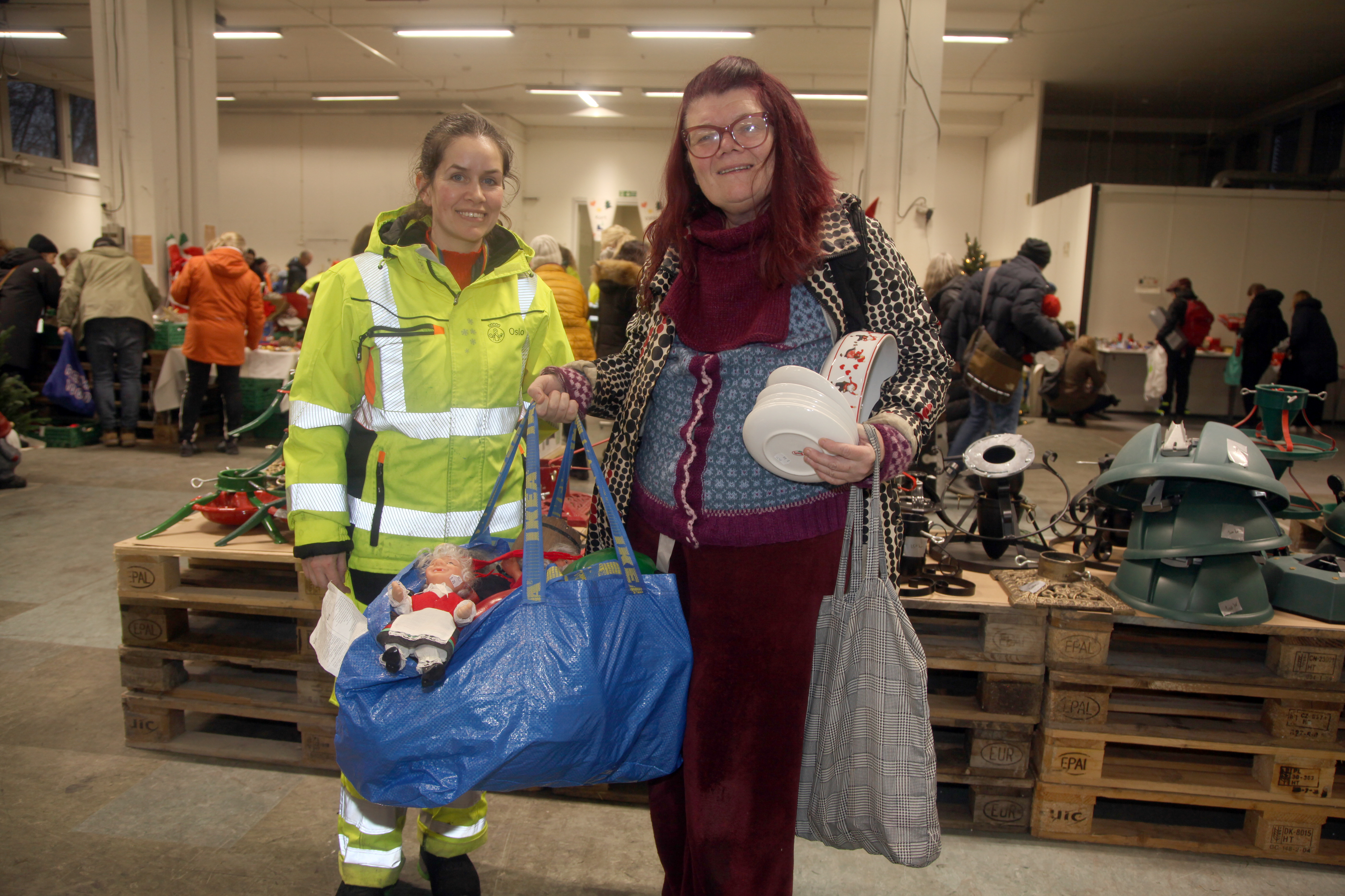 STORT INNKJØP: Monika Rosengren er allerede godt nedlastet med juleprodukter – og hun har så vidt startet kveldens handel. Fagansvarlig Gitte Næss Grønner – selve ombruksdronninga på Haraldrud – gleder seg på hennes vegne.
