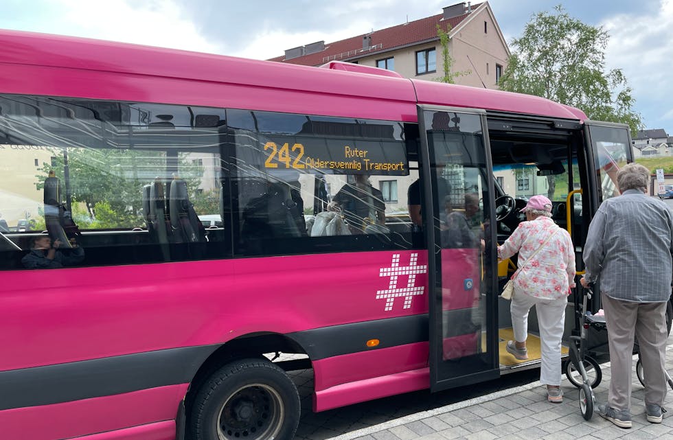 ANSVARET FLYTTES: De rosa bussene, offisielt Aldersvennlig transport, blir bydelenes ansvar fra 1. april.