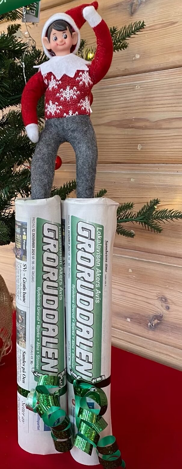 UKAS RAMPENISSE: Klart for juleferie – hevet over bakken på to sammenrullede aviser. Symboltung avslutning.