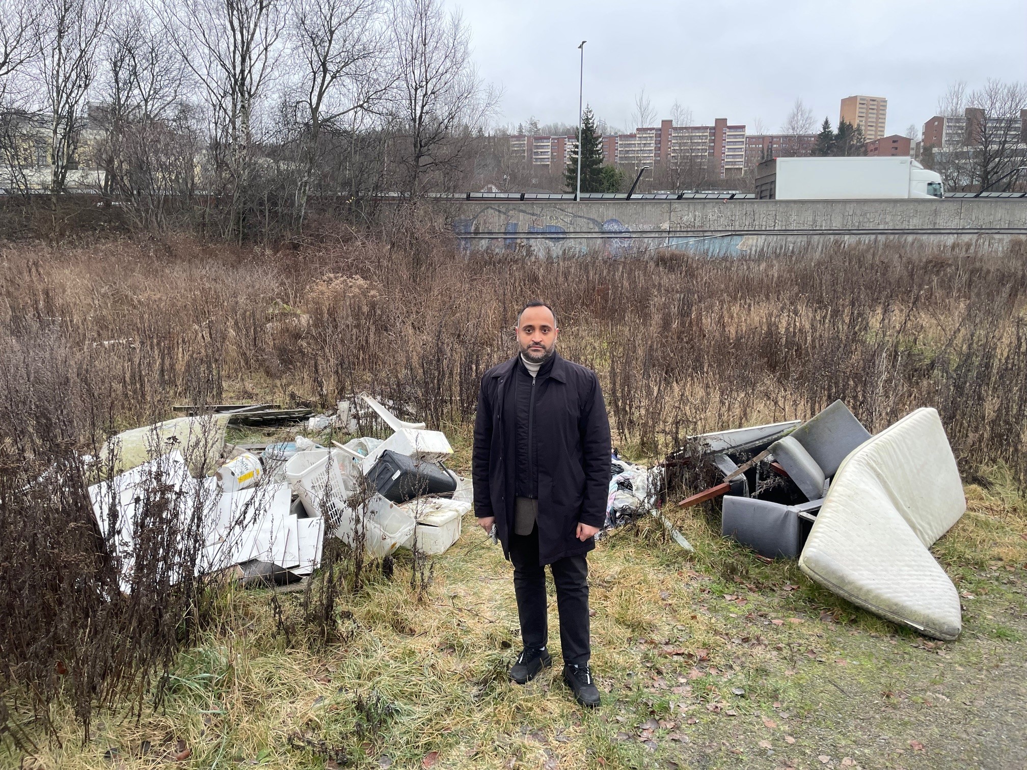 STUBBERUD: Abdullah Alsabeehg og Arbeiderpartiet vil skrote dagens ordning der man må betale for å kvitte seg med avfallet sitt. Det vil gi utslag i rene og pene byrom og gater. Her fra Stubberud.