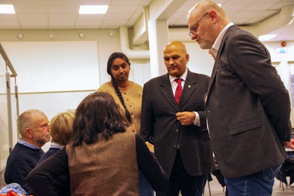 UENIGHET I SALEN: Flere uttrykker bekymring for konsekvensene for lokaldemokratiet, mens andre støttet behovet for større og mer robuste bydeler.