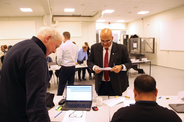 PRIORITERINGER I PRAKSIS:
Blant annet SVs Tore Ludt (til venstre) og leder i bydelsutvalget Rashid Nawaz (Ap) under budsjettbehandlingen i Bydel Stovner. Flere partier trakk fram jobb og tiltak for barn og unge som særlig viktige satsinger.