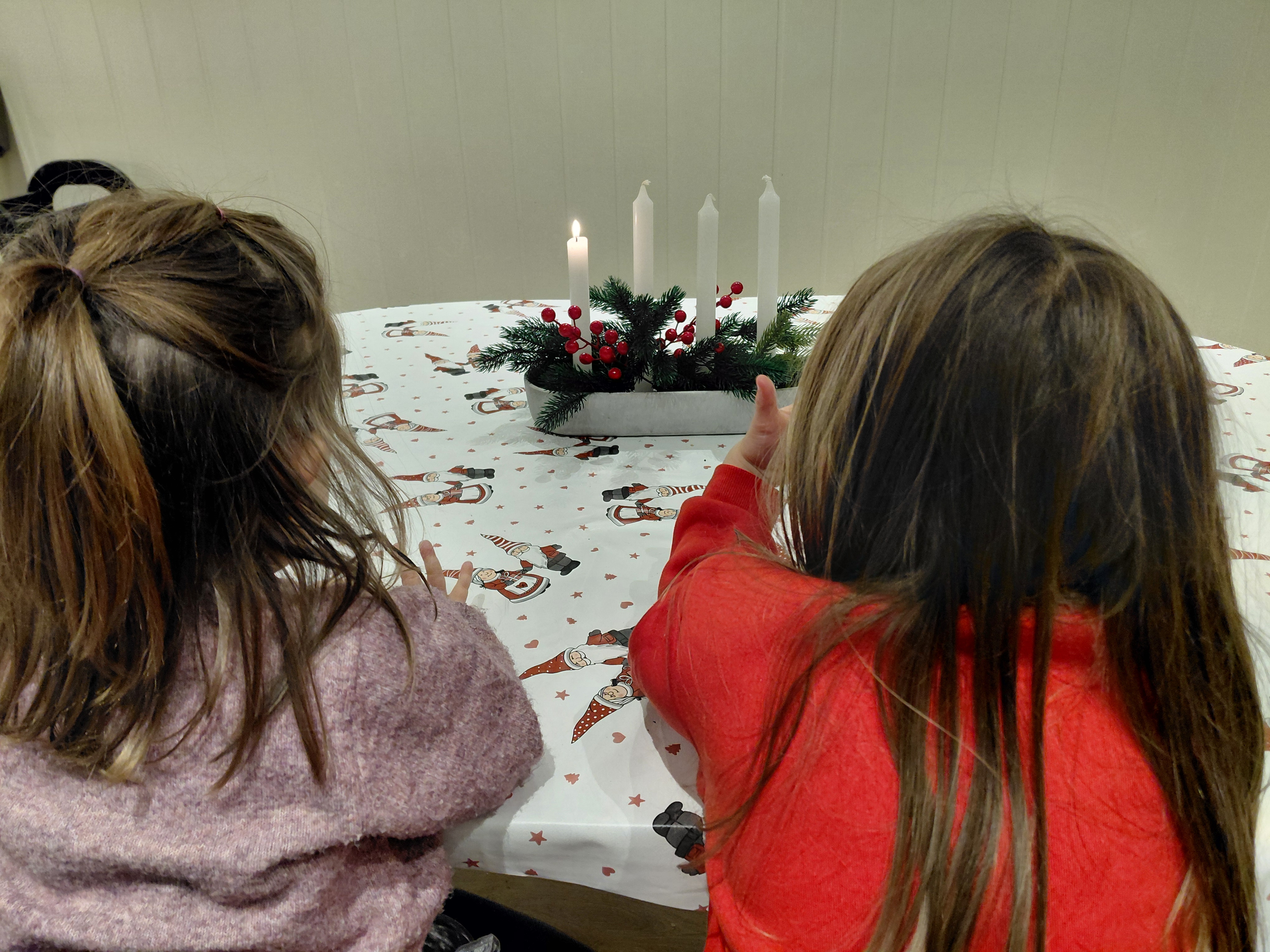 FØRSTE ADVENT: Det trengs ikke mer enn én flamme for å få hele rommet til å følge med.