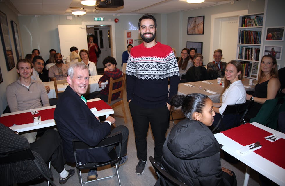 FULLT HUS: Daglig leder i Wild X, Amir Ranjbar, ønsket gjestene velkommen til årets julebord før spisefesten satte i gang.