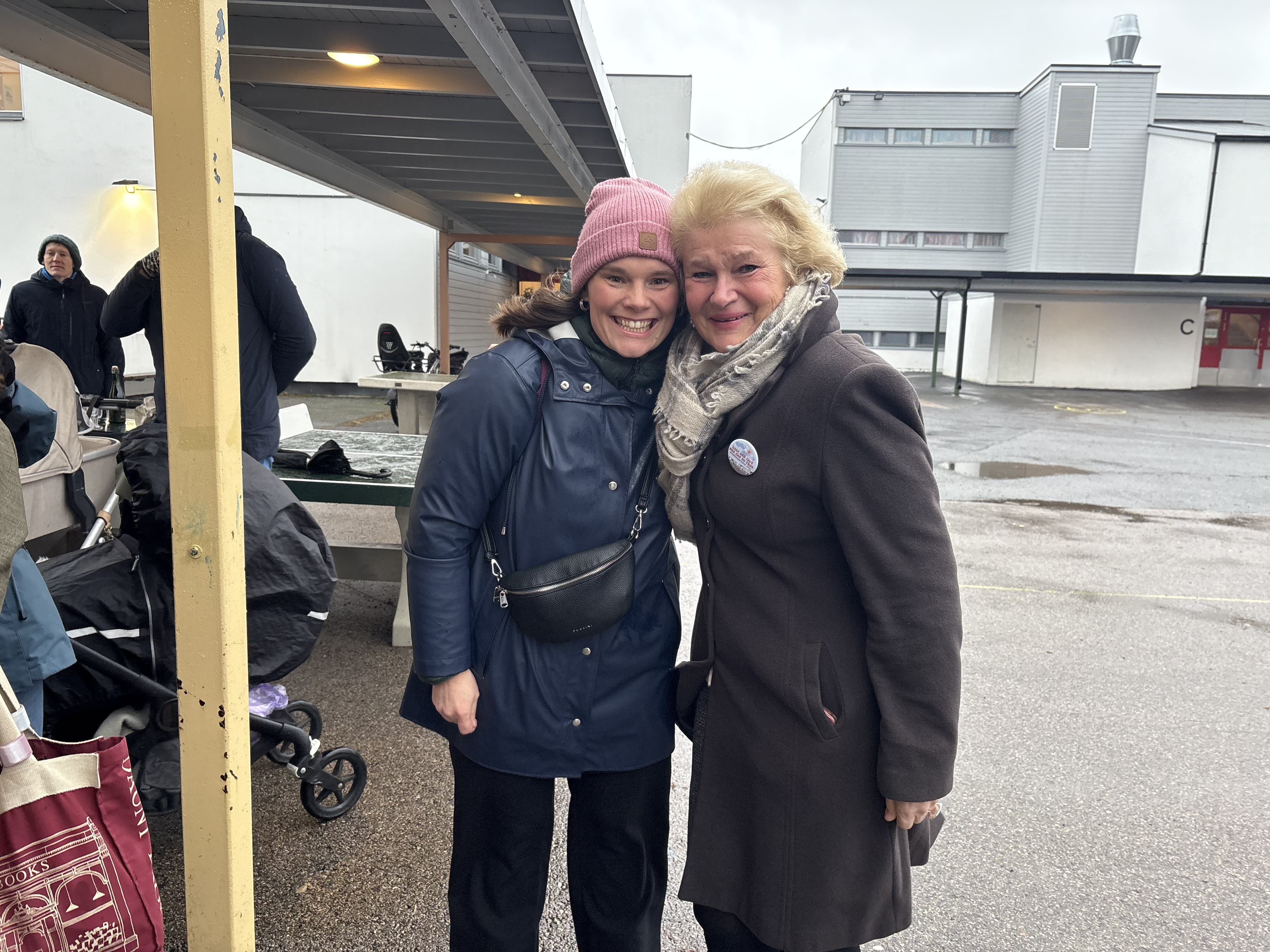 BLIDE: Anna Marte Skaland og rektor på Trosterud skole, Lene Rønning-Arnesen.