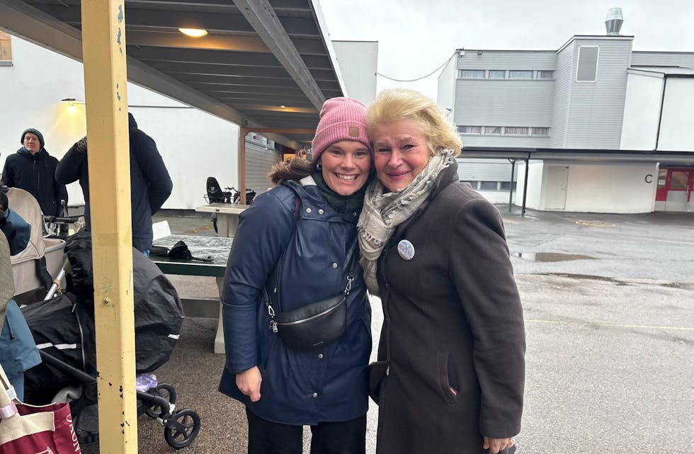 BLIDE: Anna Marte Skaland og rektor på Trosterud skole, Lene Rønning-Arnesen.