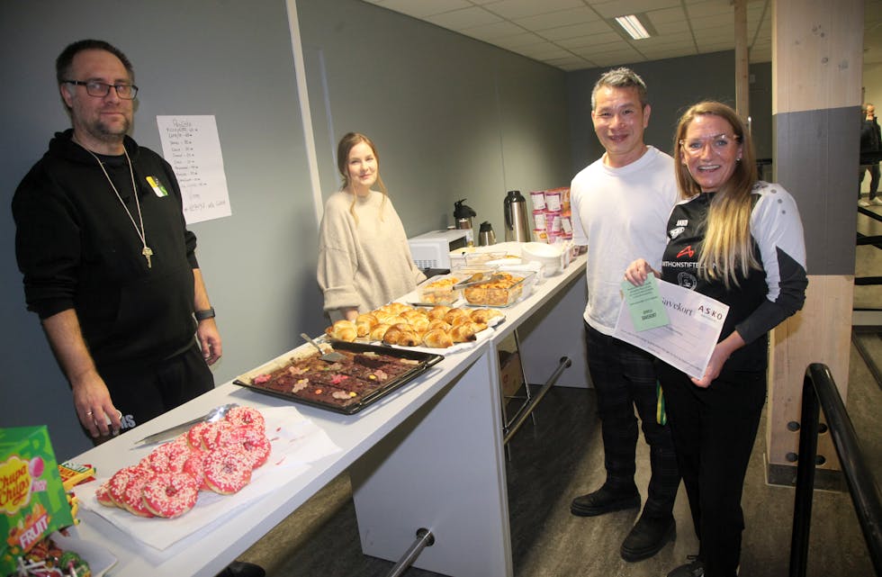 SJEKKET KAFETERIAEN: Lagermedarbeider Luan Nguyen i ASKO OSLO tok turen til Veitvethallen under forrige helgs futsalturnering. Der var det mye godt å velge mellom i turneringens egen kafé. Men kioskansvarlig Ane Sjøblom Stensø kan forsikre om at den nå skal oppgraderes betraktelig, blant annet med sunne og næringsrike alternativer.