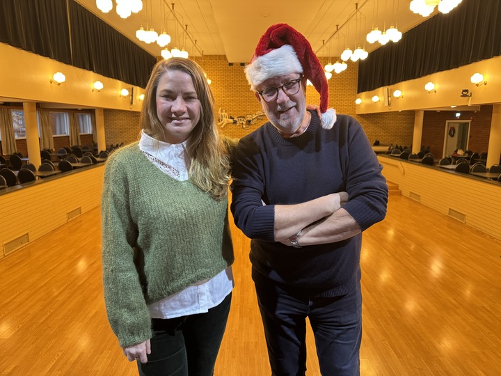 LOKALT SAMARBEID: Marthine Elise Skaug får god støtte fra Steinar Arnesen ved Grorud samfunnshus til Inkluderende jul, som arrangeres på julaften med støtte flere lokale aktører.