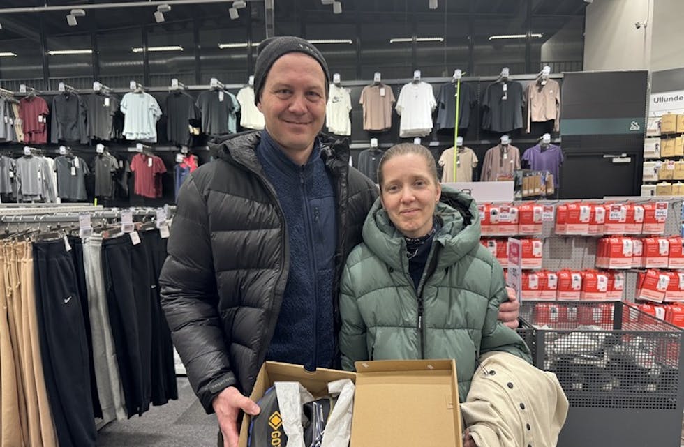 UT PÅ (RE)TUR: Lars Reinsborg og Heidi Mehlum på bytterunde i romjulen på XXL Alna. Et bomkjøp på julaften endte med ny gave til Heidi.