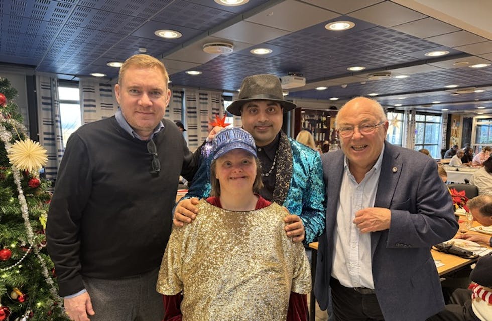 TRIVSEL: Julelunsjen til Regnbuen i Furuset Forum er et smaksrikt og inkluderende treff med både deltakere fra Regnbuen - deres venner og familie, Furuset IF og relevante aktører i nærmiljøet. Her med daglig leder Rune Gjelberg i Furuset IF, Nanna i Regnbuen, leder av Regnbuen Vidar Noreng, og deltaker Bilal.