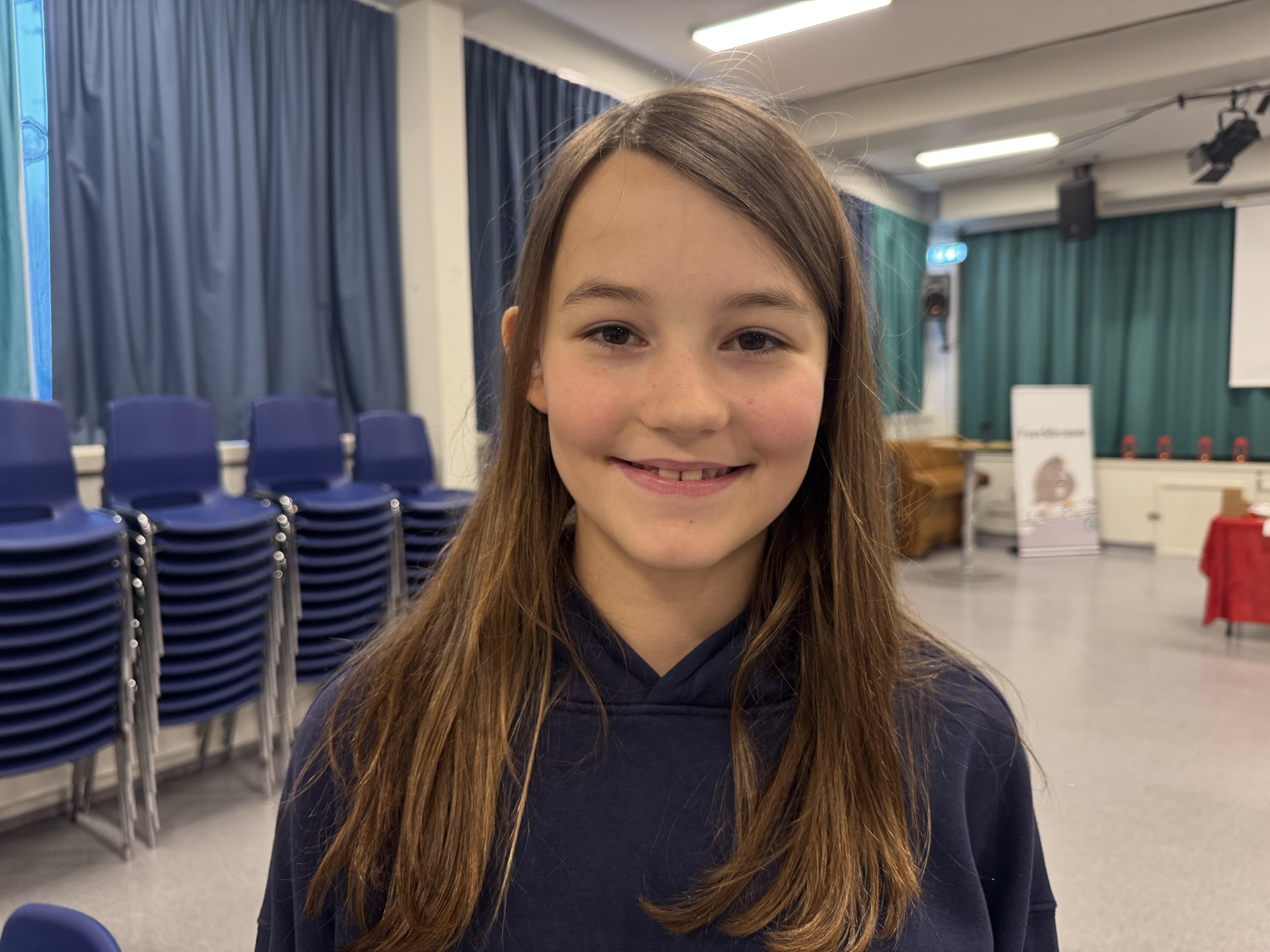 FØRST I KØEN: Kornelia (12) har vært en tydelig stemme for elevene – nå feirer hun at Trosterud skole blir bygget ny.