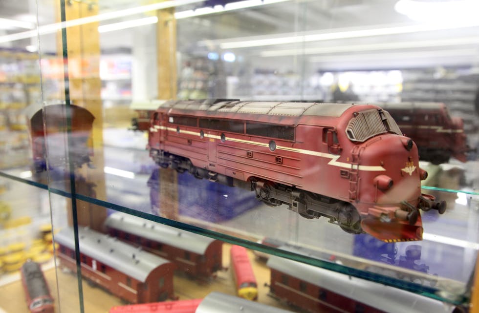 NORSK JERNBANE: Finn G. Moe hadde et ønske om å få produsert modelljernbanemodeller med norske tog av ypperste kvalitet - det har han gjort til sitt livsverk av ytterste merke.