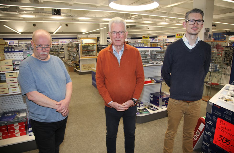 MODELLFRELST TRIO: Plastspesialist Lars Berge (f. v.), samt far og sønn Finn G. og Knut-Arne Moe har 1000 kvadratmeter å boltre seg på i Europas største hobbyforretning i Jerikoveien på Lindeberg.