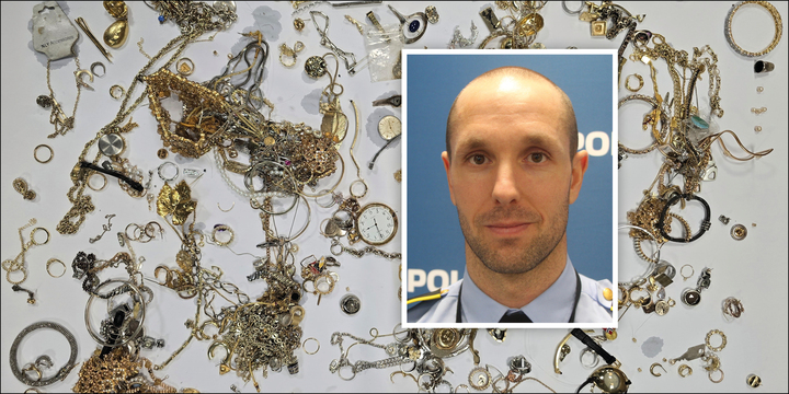 SKAL SENDES HJEM: Det ble funnet store mengder smykker som Adrian Thun og politiet nå forsøker å finne eieren til.