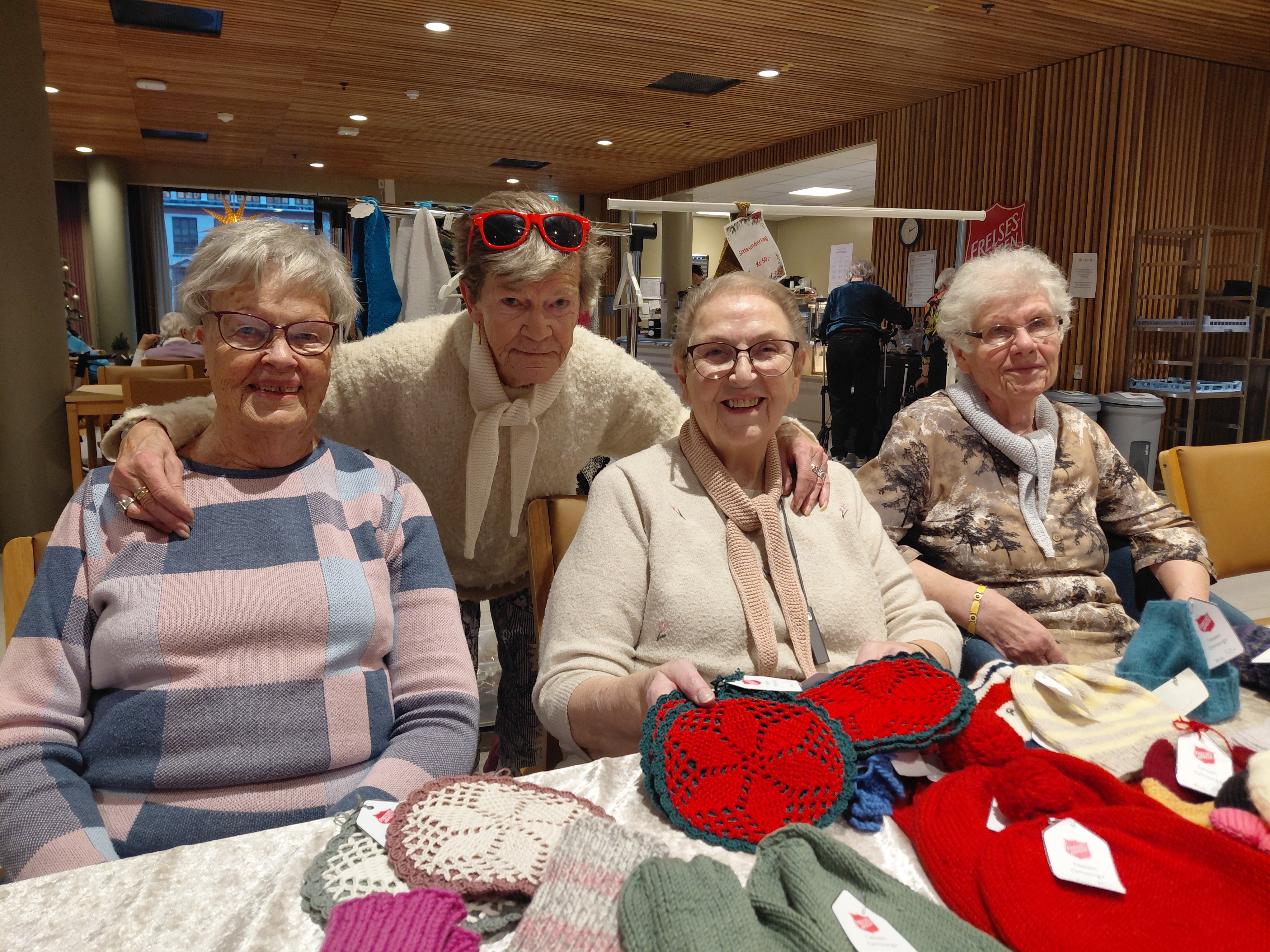 STRIKKEGRUPPA PÅ PLASS: Anne Lise Kraft (t.v.), Torill Svanberg, Inger Johanne Hansen og Berit Hansen viser fram noe av håndarbeidet som har blitt til gjennom et helt år med fellesskap og kreativitet.