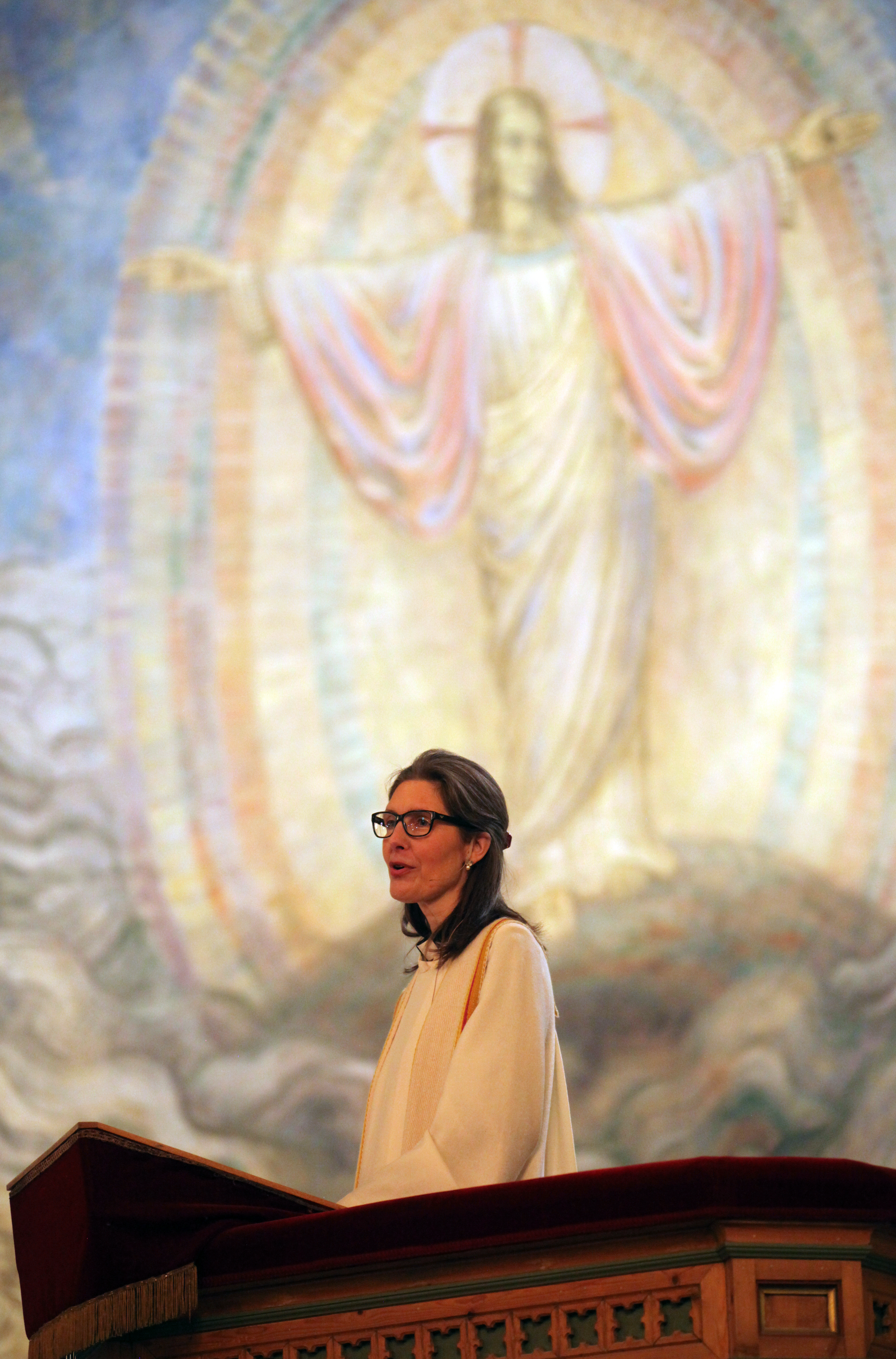 SOLID INNRAMMING: Er du prest i Grorud kirke, kan du holde preken i lys av det praktfulle freskomaleriet til Per Vigeland.