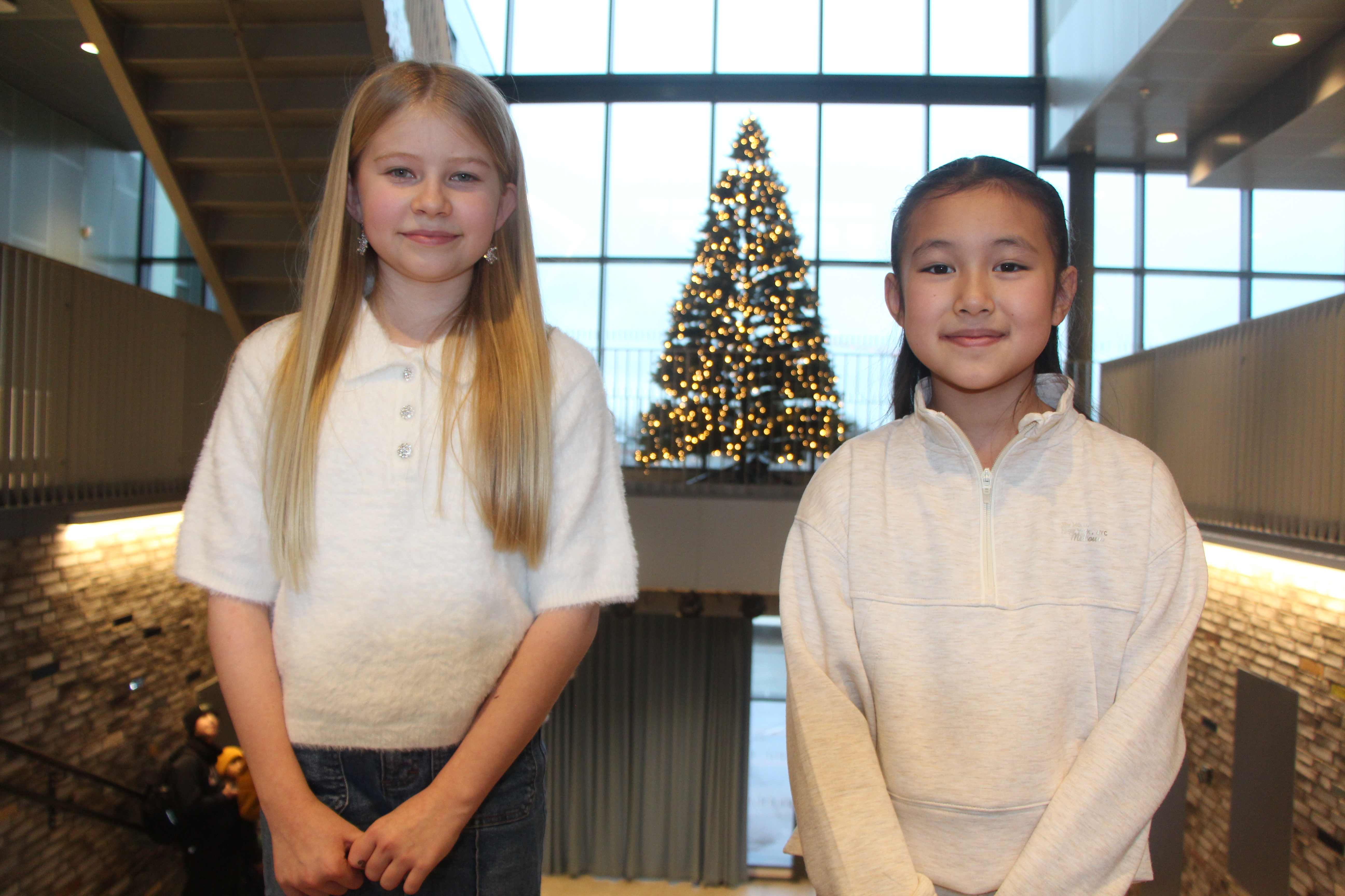 VOLLEBEKK: To stolte Vollebekk-jenter klare for scenen. Fiona (t.v) og Viona står på scenen i Operaens Nøtteknekkeren.