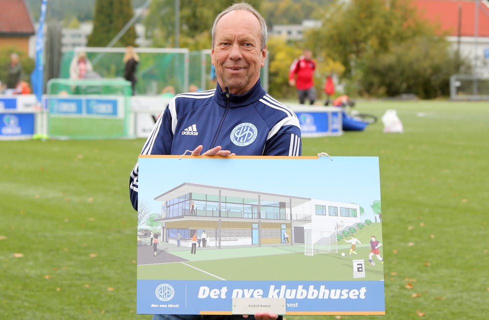STO PÅ: Etter at klubbhuset på Høybråten brant ned sto Jon Schmidt i spissen for å skaffe penger til et nytt. Et av tiltakene var å selge mursteiner. Her viser Jon fram beviset på at BU-leder i Bydel Alna, Rashid Nawaz, var en av de første som kjøpte og som nå har fått sitt navn på en plakett som henger på klubbhusveggen.