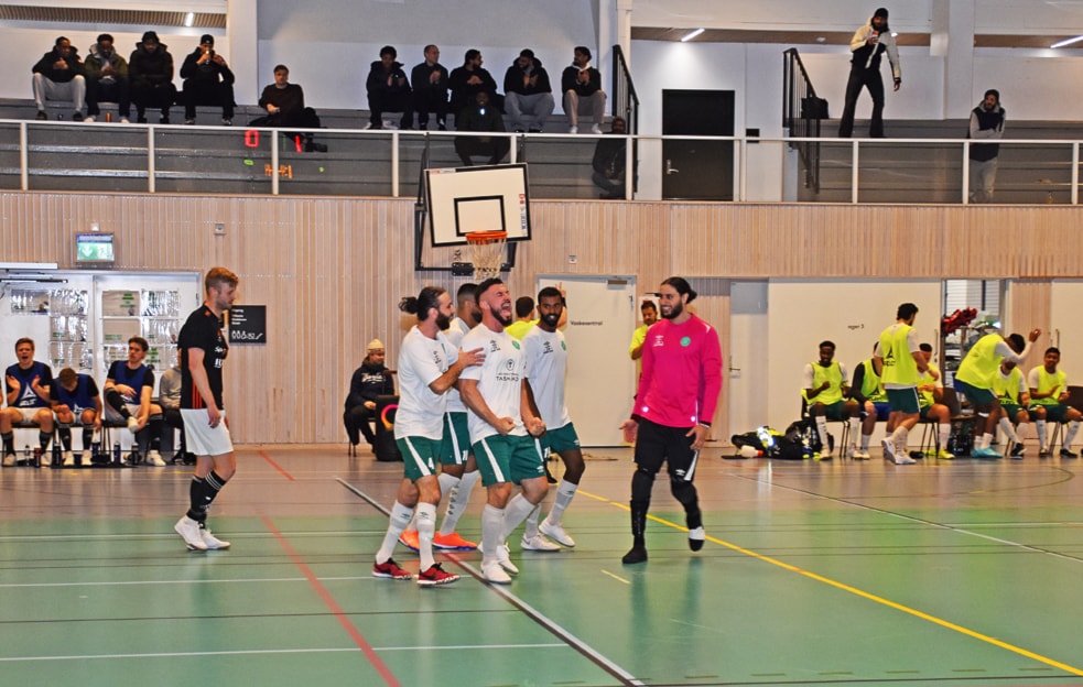 ENDELIG: Storskåreren fra Stovner, Deniz Yelkenci, kan juble med sine nye lagkamerater for sesongens første seier.