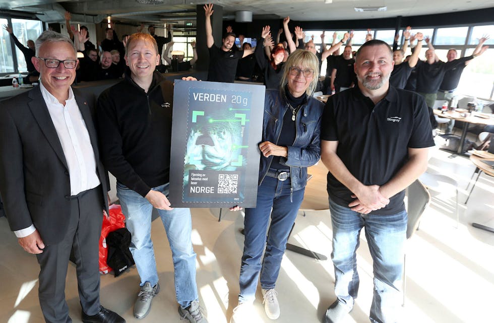 LOKALT FRIMERKE: Kalbakkenfirmaet Stingray har blitt hedret med eget frimerke. Frimerkedirektør Halvor Fasting (f.v.), daglig leder i Stringray, John Arne Breivik, konstituert direktør i Norges Forskningsråd, Christina Abildgaard, og gründer Esben Beck viser fram frimerket som ble offisielt lansert i de nye lokalene til selskapet i Stålfjæra 26. Samtlige ansatte i firmaet var invitert til begivenheten.