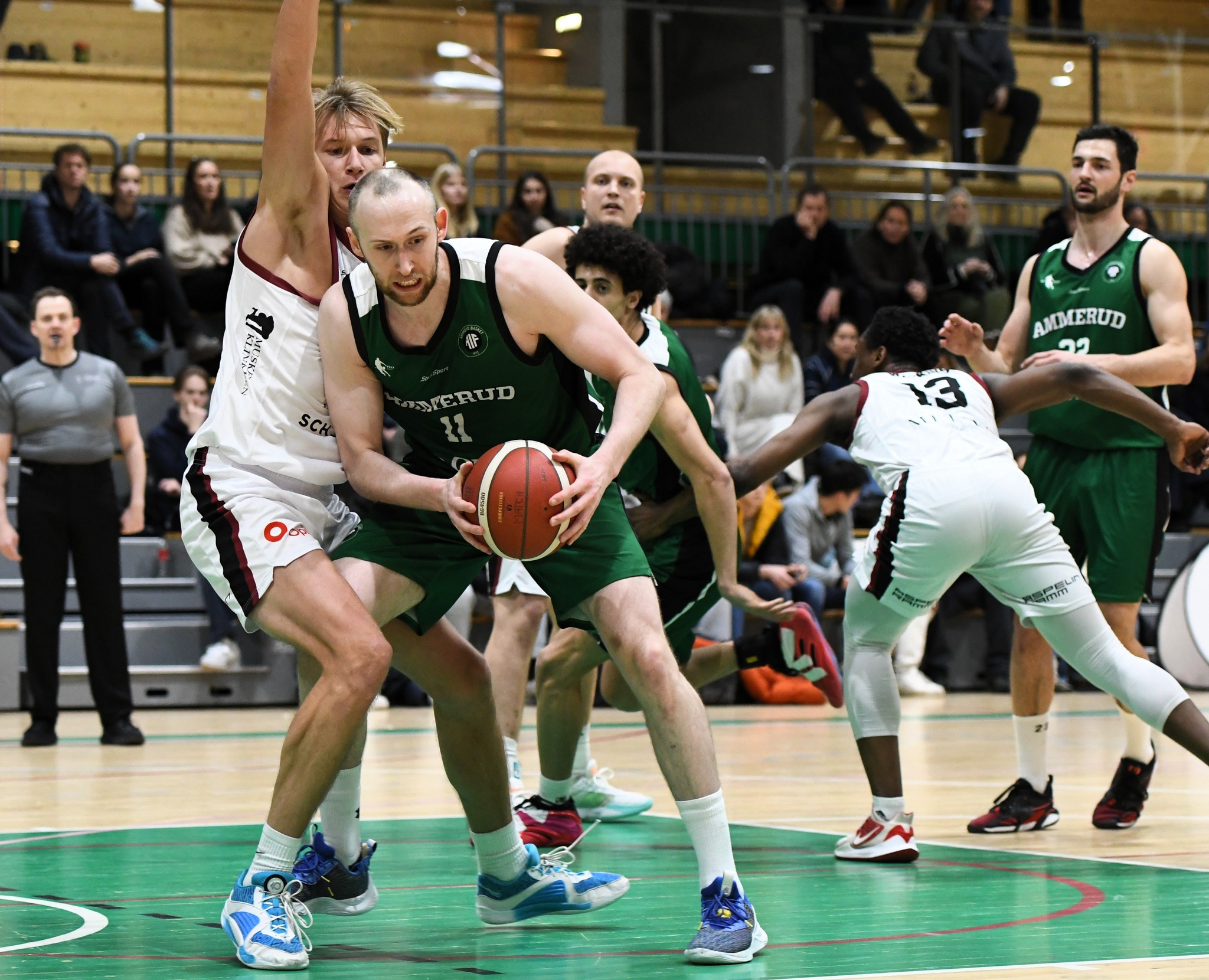 MONSTERKAMP: Center Henrik Davidsen leverte sesongens beste kamp. Med 26 poeng og 17 returer noterer han seg en mektig double-double.