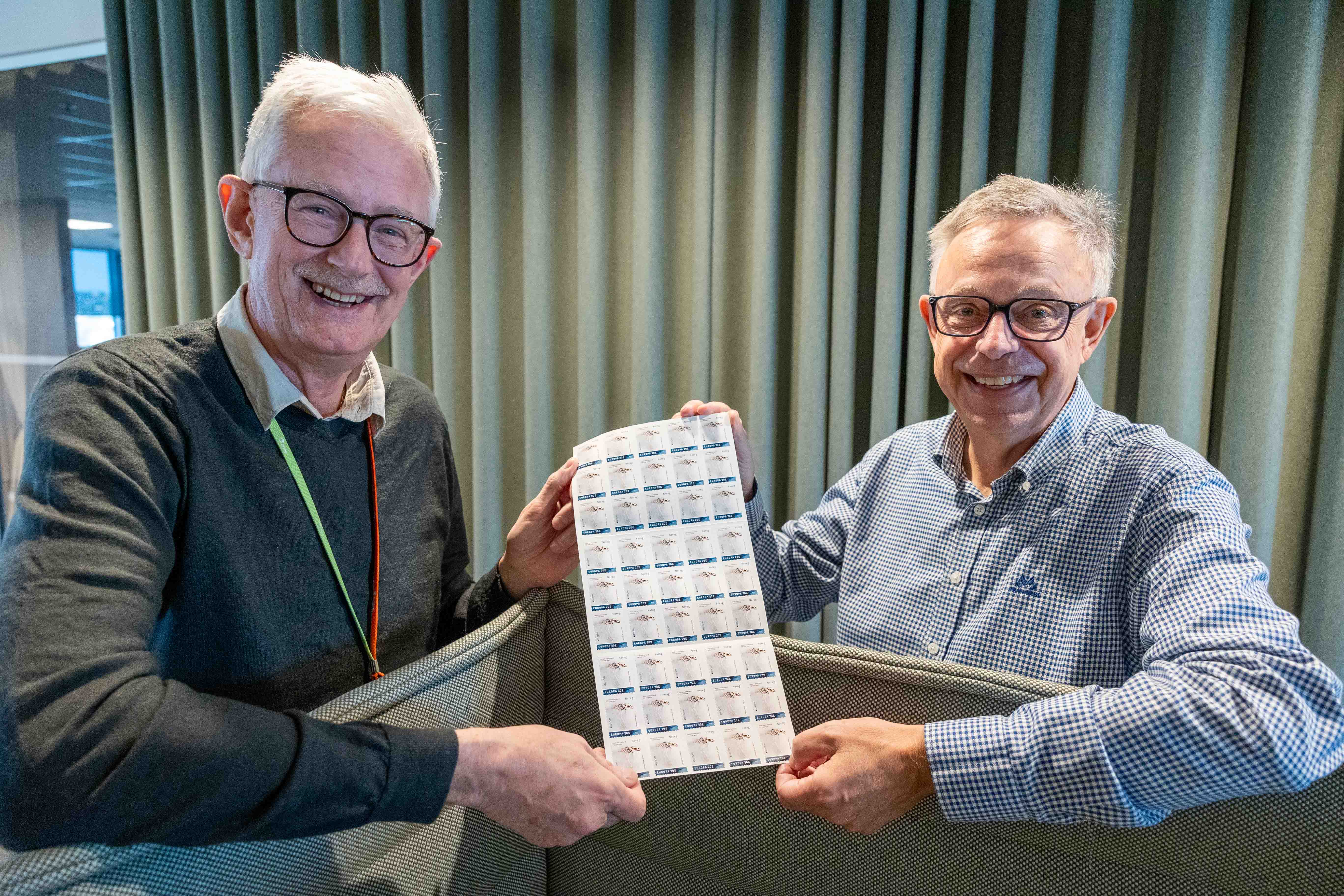 BLIDE MENN: Når et frimerke blir kåret til Europas fineste, har Arnfinn (t, v) og Halvor all grunn til å smile. Foto: Posten