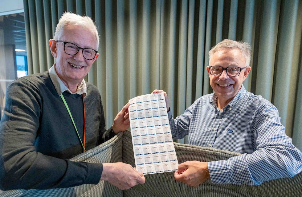 BLIDE MENN: Når et frimerke blir kåret til Europas fineste, har Arnfinn (t, v) og Halvor all grunn til å smile. Foto: Posten