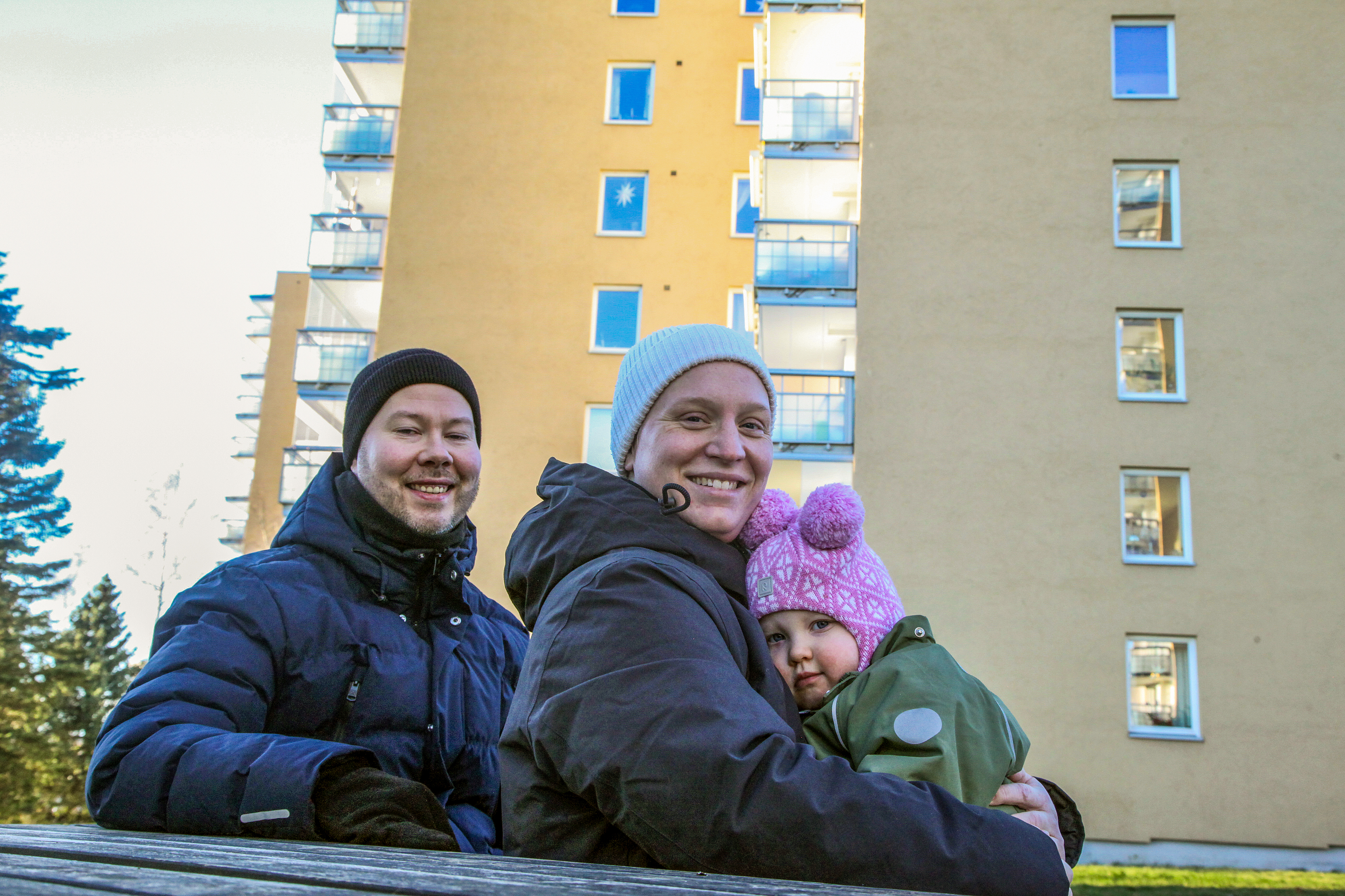 TRIVES GODT: Tom Henry Johnsen, Tina Veitsle Johnsen og Alma (2) stortrives i Bjerke Borettslag hvor Alma er fjerde generasjon i familien som bor der. 