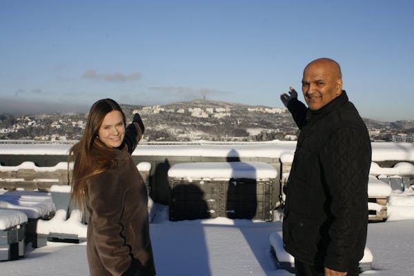 FINNE LØSNINGER: Høringen handler akkurat nå kun om å finne ut av hva som kan bidra til at bydelene blir bedre. Mari Morken og Rashid Nawaz tror det lureste er å være konstruktiv når muligheten byr seg.