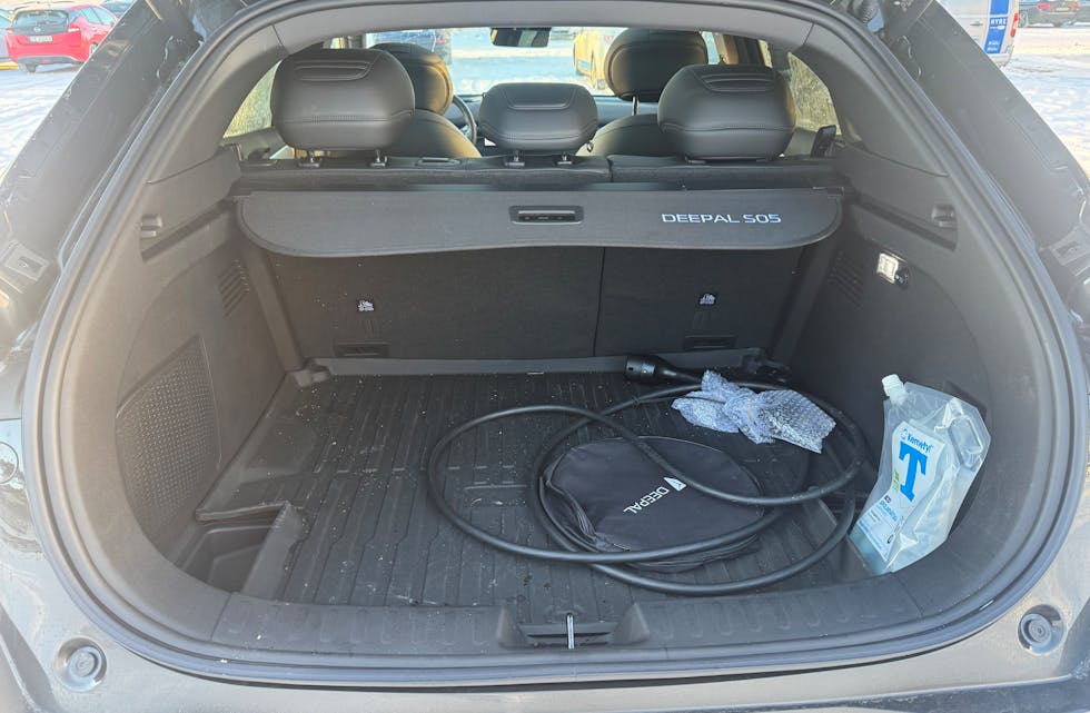 FAMILIEBILEN. Kupeen er romslig og komfortabel, men i bagasjerommet fikk vi problemer med to kofferter.